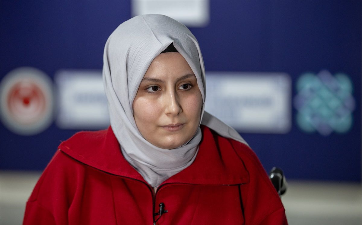 Depremde enkaz altından kurtarılan milli karateci Saniye Aleyna Koçak, protez bacaklarına kavuşmayı bekliyor