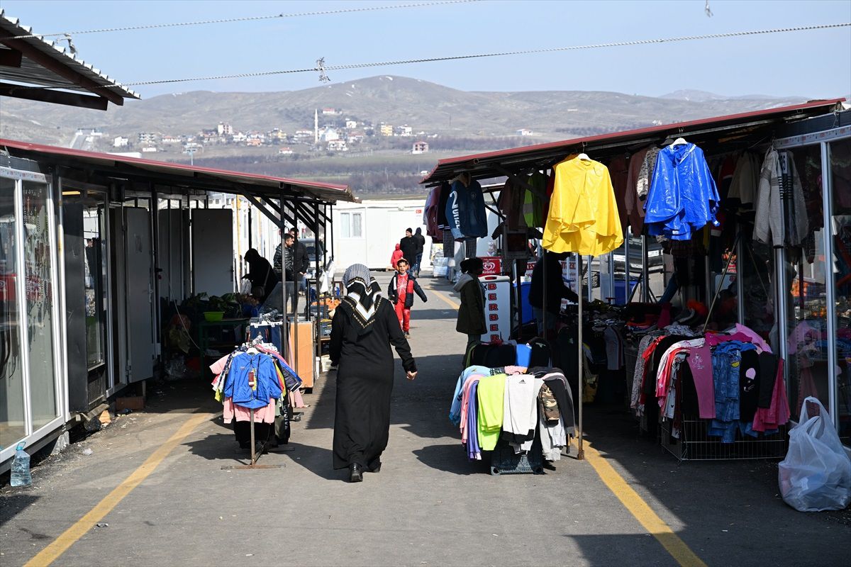Malatya'da depremzedelerin ihtiyaçları konteyner kentte karşılanıyor