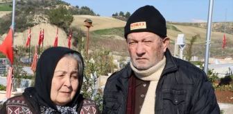 Depremde kaybettikleri ailesinin mezarını ziyaret eden çift