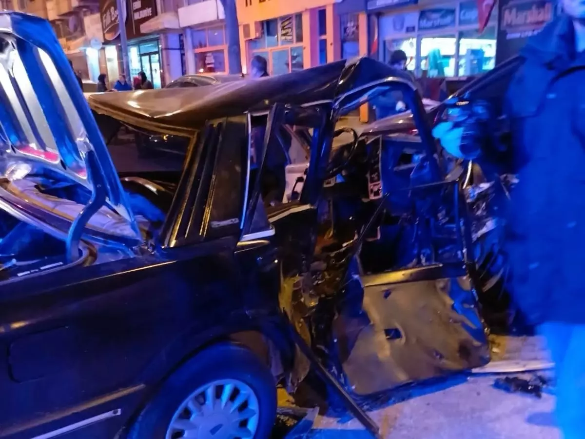 Bandırma'da Otomobil Çarpışması: 1 Kişi Hayatını Kaybetti