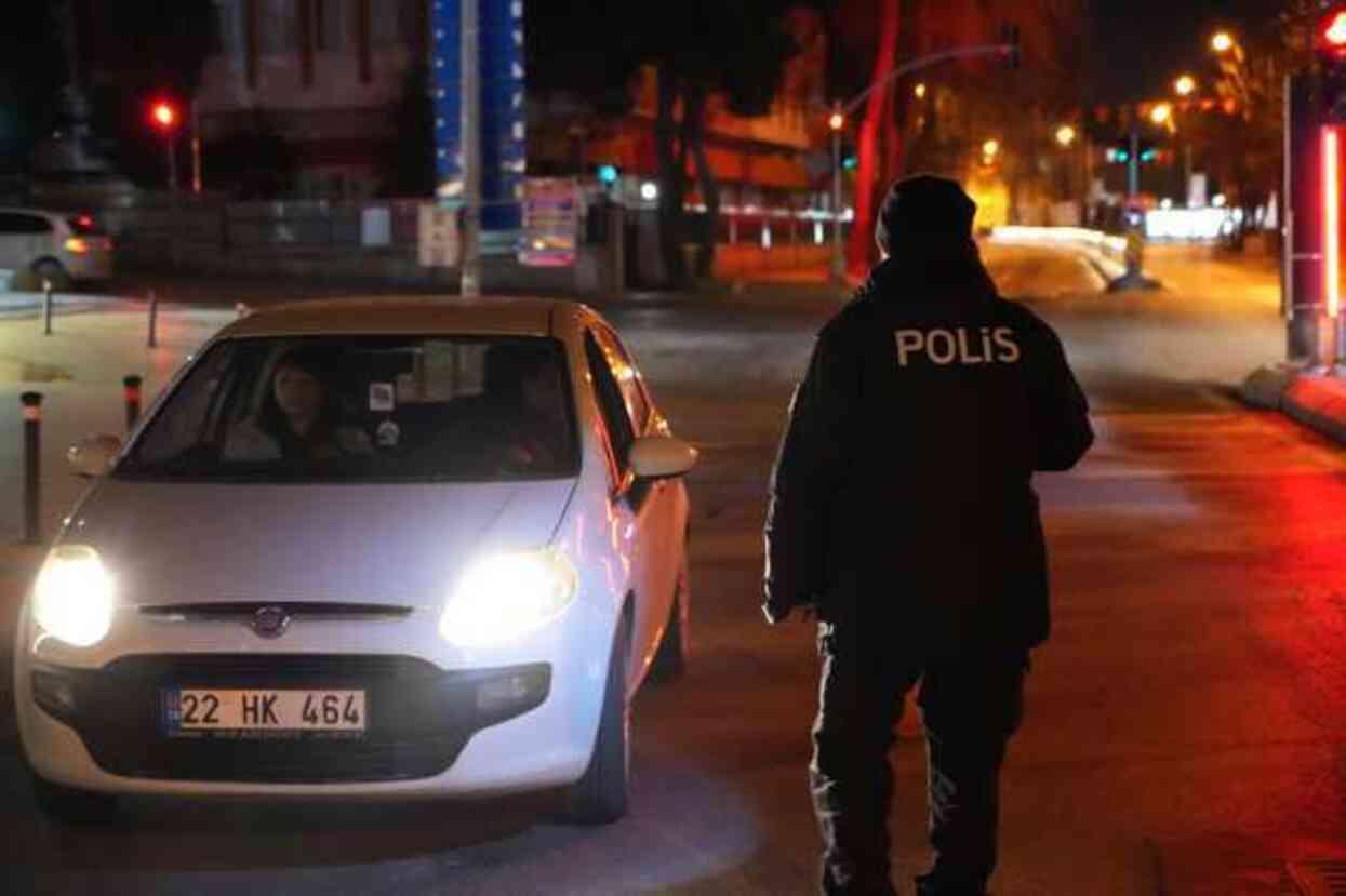 Edirne'de alkolü sürücülere ceza yağdı: Cam filmlerini elleriyle söktüler