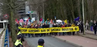 Hollanda'da İklim Aktivistleri Fosil Yakıt Kullanımını Protesto Etti