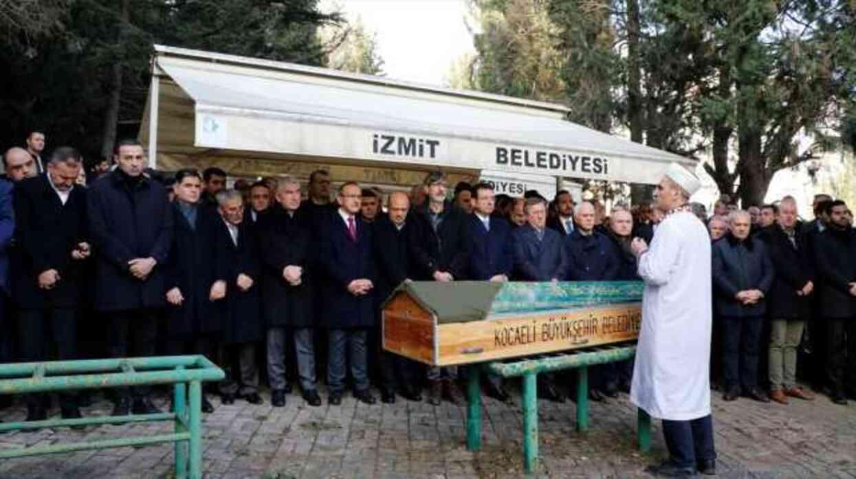 İYİ Parti liderinin ablası son yolculuğuna uğurlandı! Akşener ve İmamoğlu afiş krizinin ardından ilk kez cenaze töreninde bir araya geldi İYİ Parti liderinin ablası son yolculuğuna uğurlandı! Akşener ve İmamoğlu afiş krizinin ardından ilk kez cenaze töreninde bir araya geldi