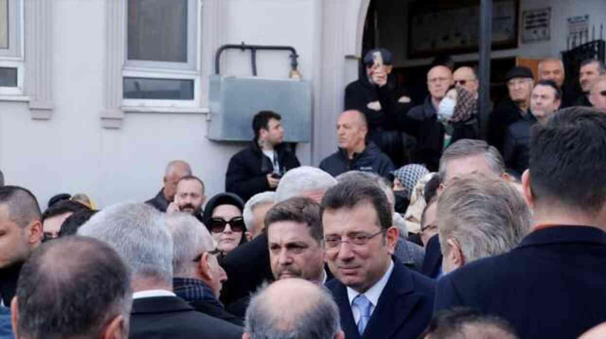 İYİ Parti liderinin ablası son yolculuğuna uğurlandı! Akşener ve İmamoğlu afiş krizinin ardından ilk kez cenaze töreninde bir araya geldi İYİ Parti liderinin ablası son yolculuğuna uğurlandı! Akşener ve İmamoğlu afiş krizinin ardından ilk kez cenaze töreninde bir araya geldi