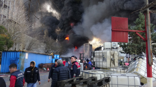 Kocaeli'de kimya fabrikasında yangın! İçeriden patlama sesleri geliyor, çok sayıda ekip olay yerinde