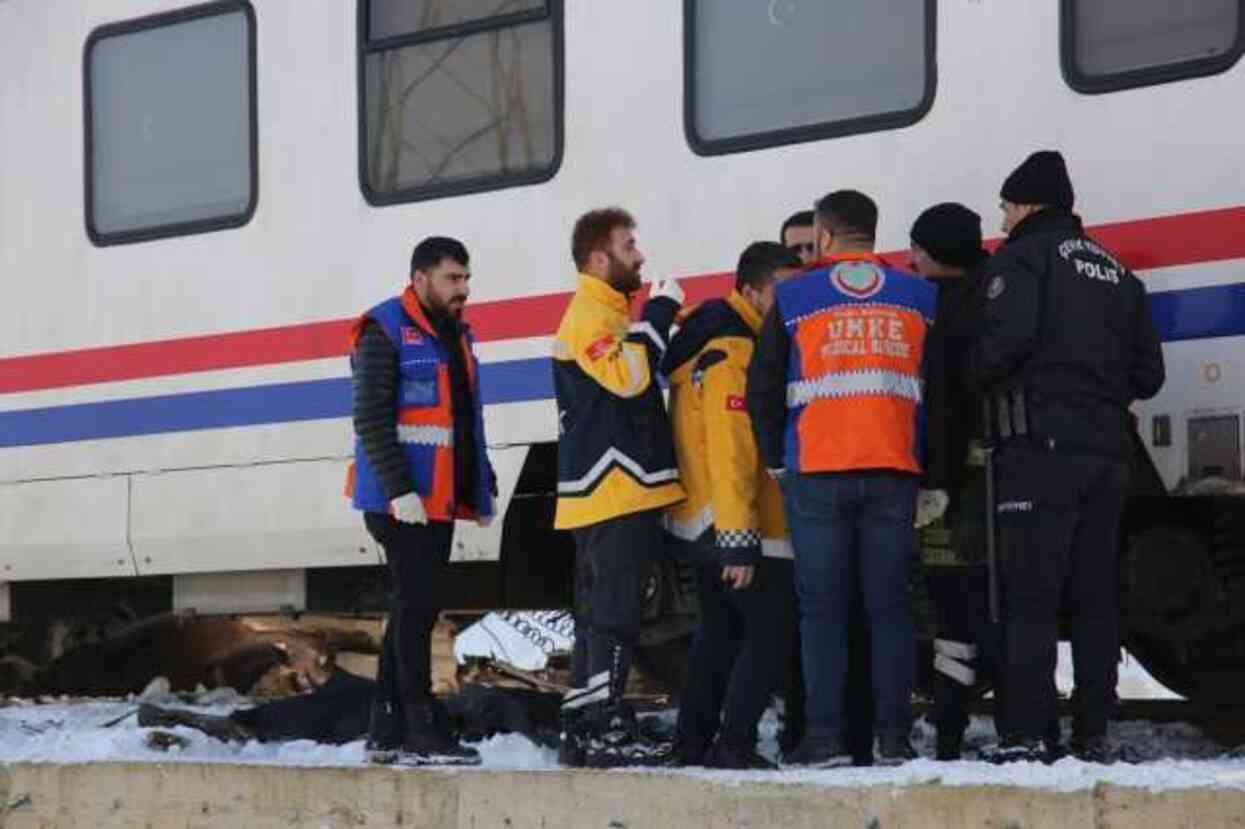 Muş'ta trenin çarptığı tıra ait kamera görüntüleri ortaya çıktı Muş'ta trenin çarptığı tıra ait kamera görüntüleri ortaya çıktı