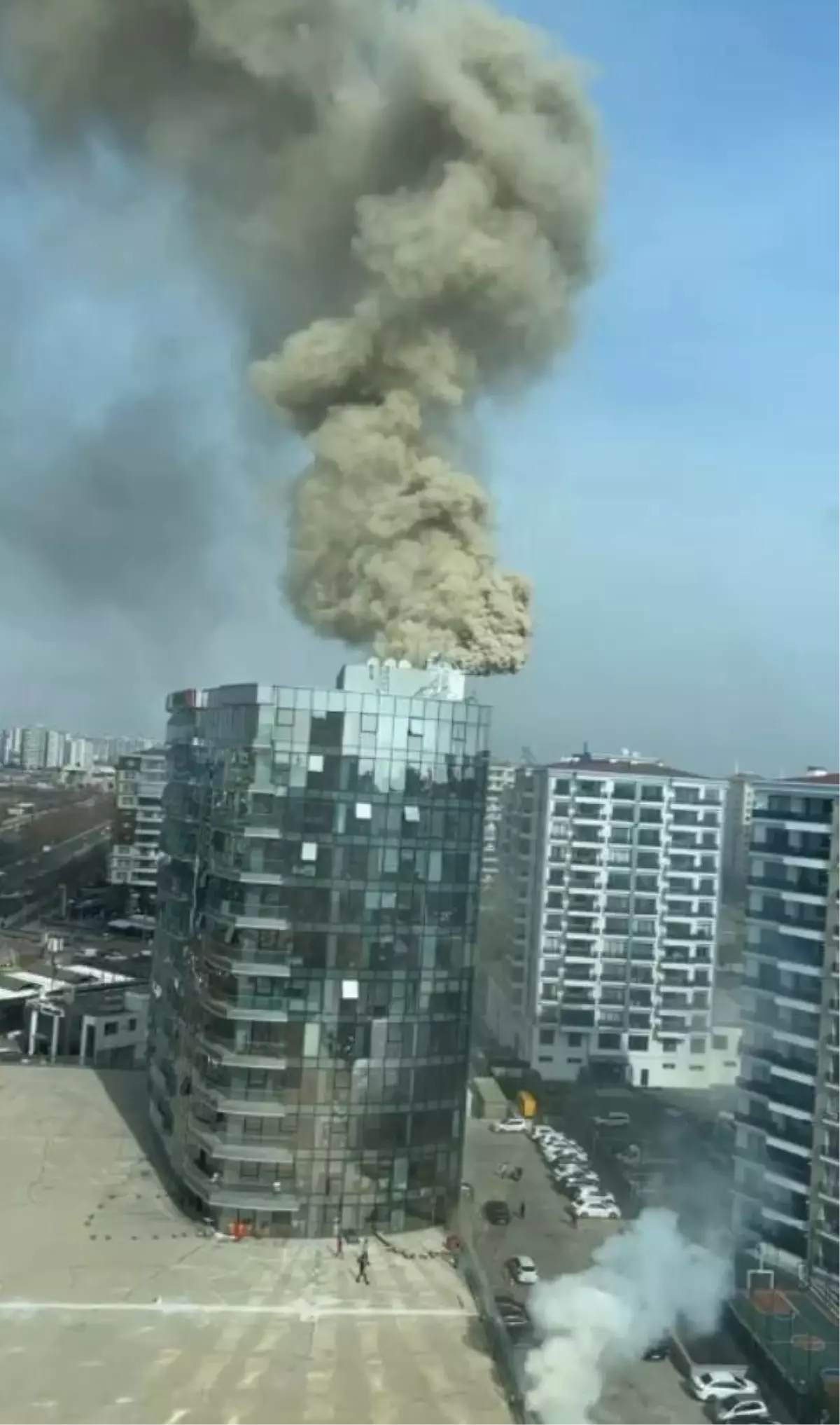 Diyarbakır'da restoranın bacasında çıkan yangın paniğe neden oldu
