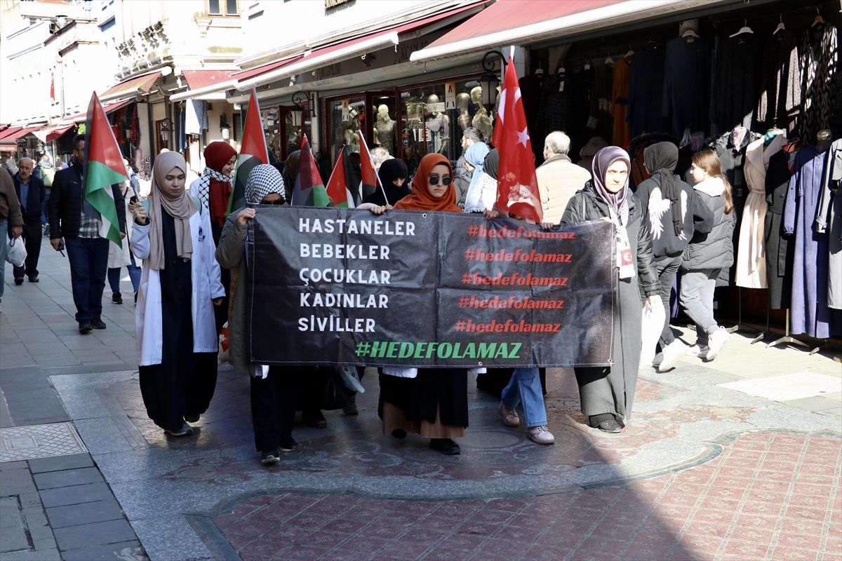 Sakarya'da Hekimler ve Sağlık Çalışanları İsrail'in Saldırılarını Protesto Etti