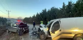 Çorlu'da kafa kafaya çarpışan araçlarda 4 kişi yaralandı