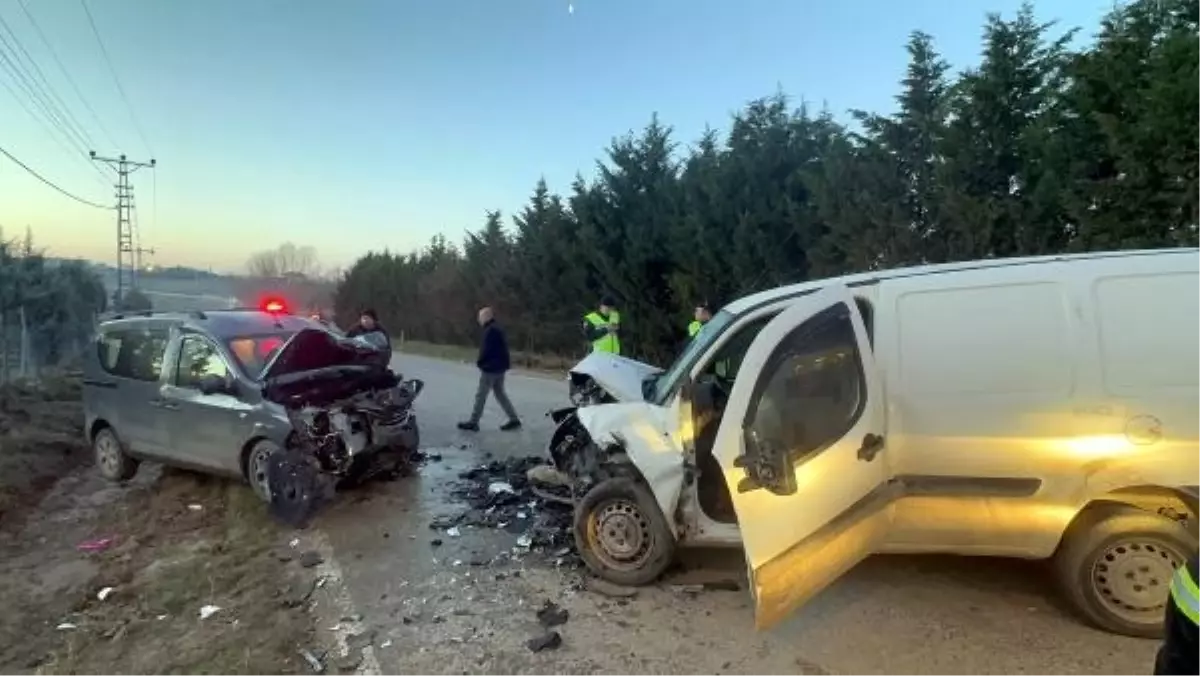 Çorlu'da kafa kafaya çarpışan araçlarda 4 kişi yaralandı