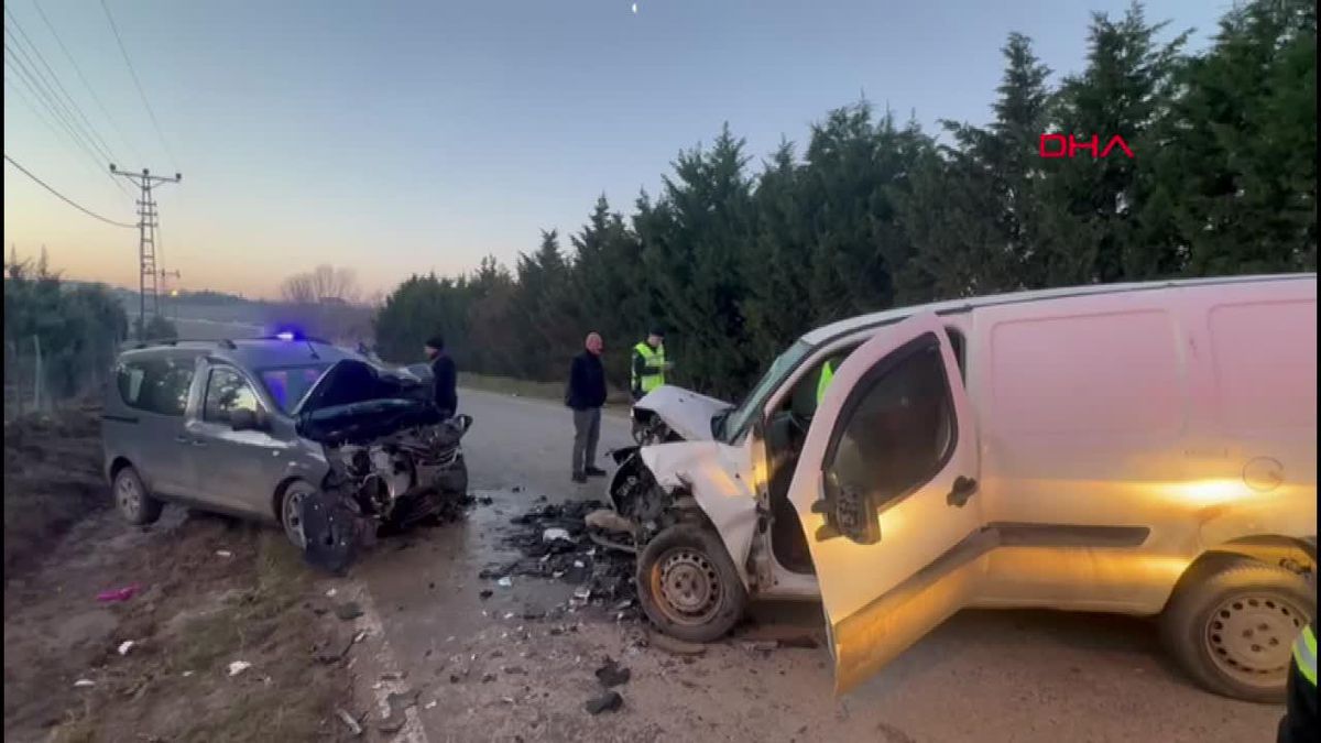 Çorlu'da kafa kafaya çarpışan araçlarda 4 kişi yaralandı