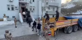 Bitlis'te TIR'ın Dorsesinde 58 Kaçak Göçmen Yakalandı