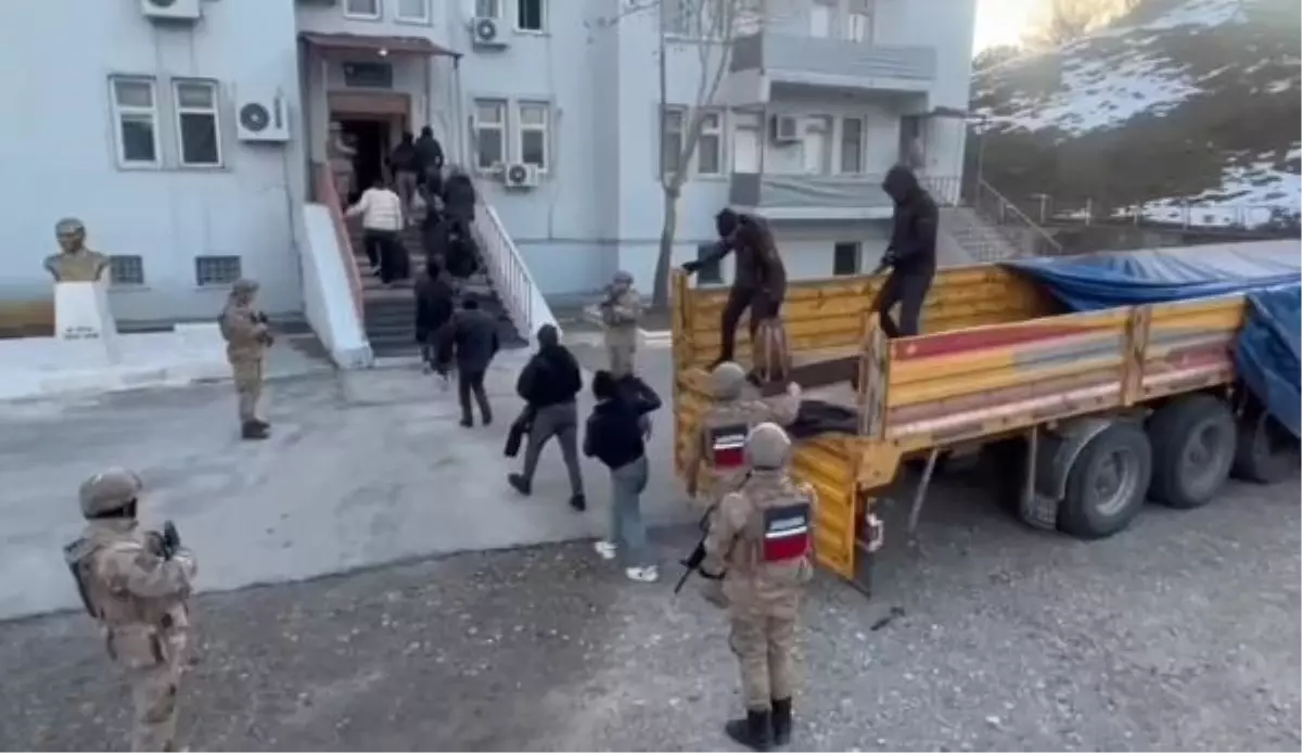 Bitlis'te TIR'ın Dorsesinde 58 Kaçak Göçmen Yakalandı