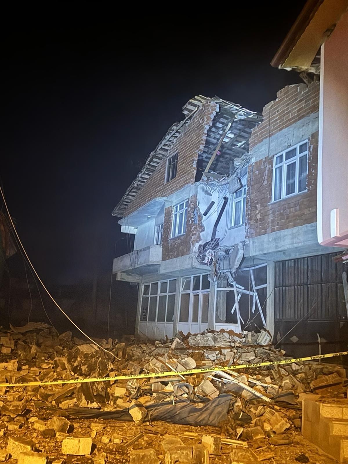 Tokat'ın Niksar ilçesinde heyelan sonucu cami minaresi evlere devrildi