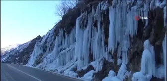 Tunceli'de donan 'Ağlayan Kayalar' vatandaşın ilgi odağı oldu