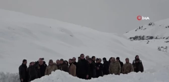 Vali Çakır yaban hayvanları için karlı dağlara yem bıraktı