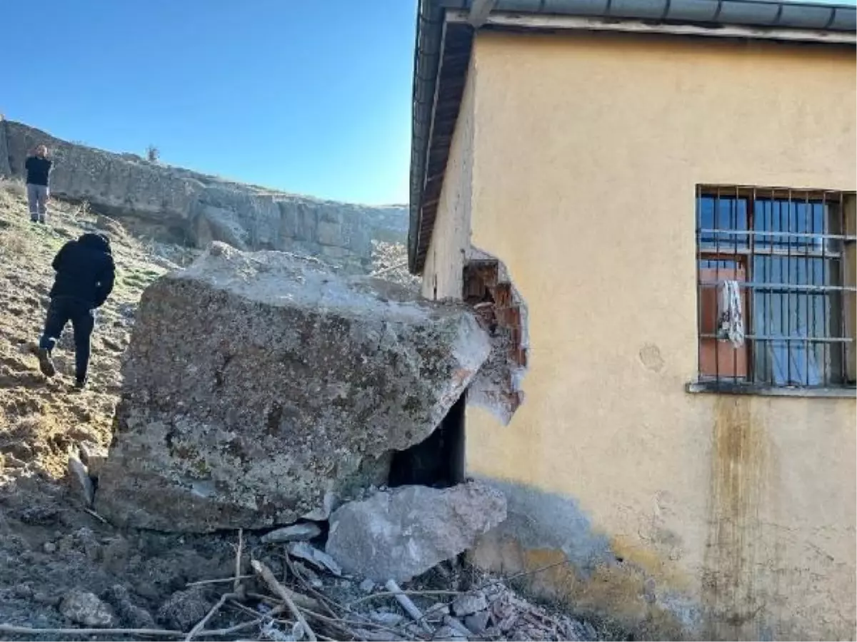 Aksaray'da Kayalar Bir Evin Duvarına Çarptı