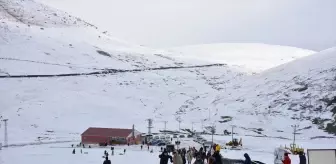 Tokat Başçiftlik Kayak Merkezi'nde Çocuklar Kızakla Eğlendi