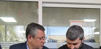 CHP Genel Başkanı Özgür Özel, taksi şoförü Oğuz Erge'nin ailesine taziye ziyaretinde bulundu