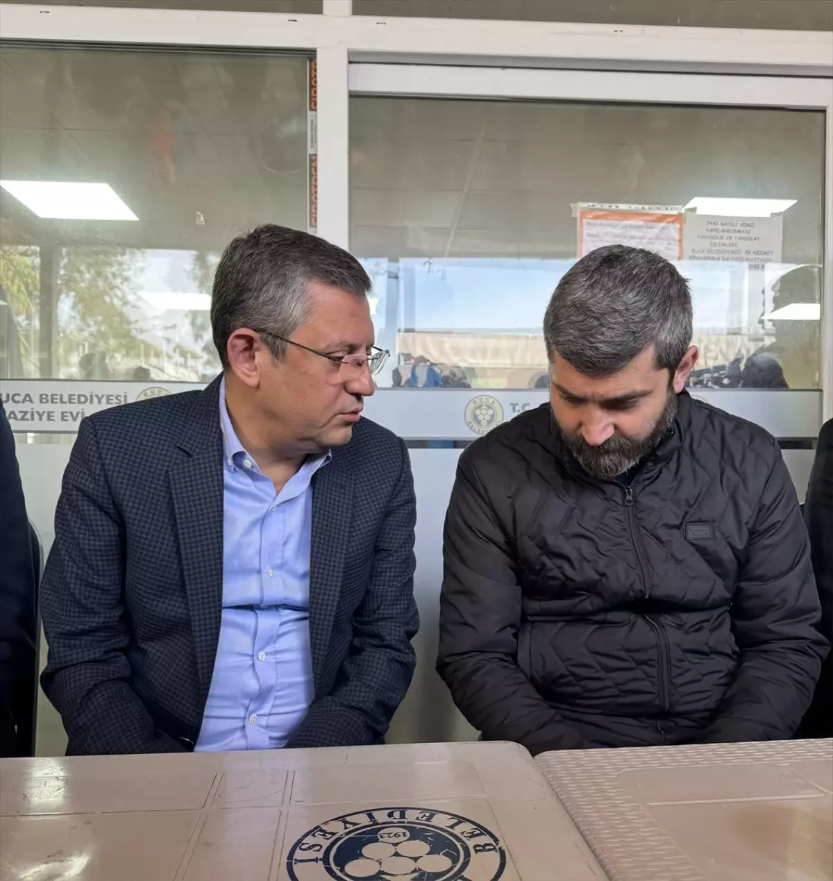 CHP Genel Başkanı Özgür Özel, taksi şoförü Oğuz Erge'nin ailesine taziye ziyaretinde bulundu
