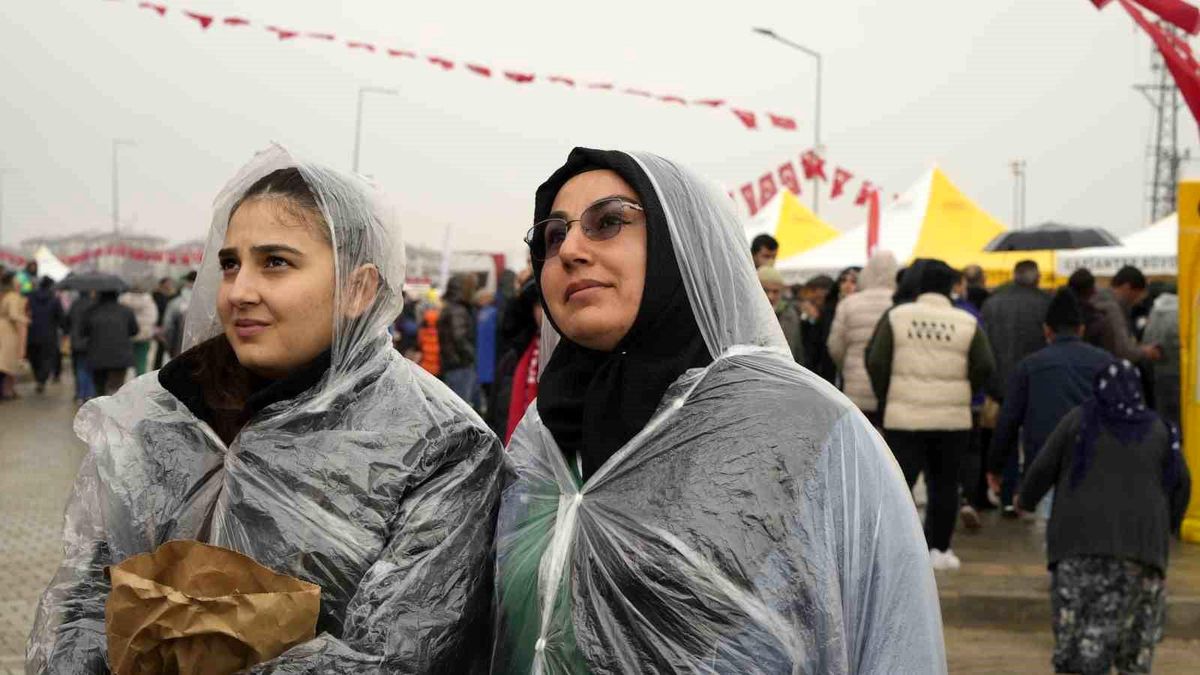 Gaziantep İslahiye'de Depremzedeler Yağmur Altında Kura Çekimini Takip Etti