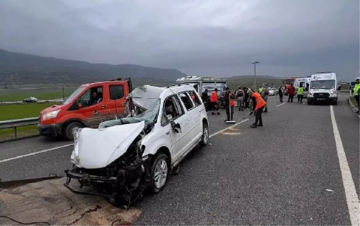 İslahiye'de hafif ticari araçla kamyonet çarpıştı: 3 yaralı