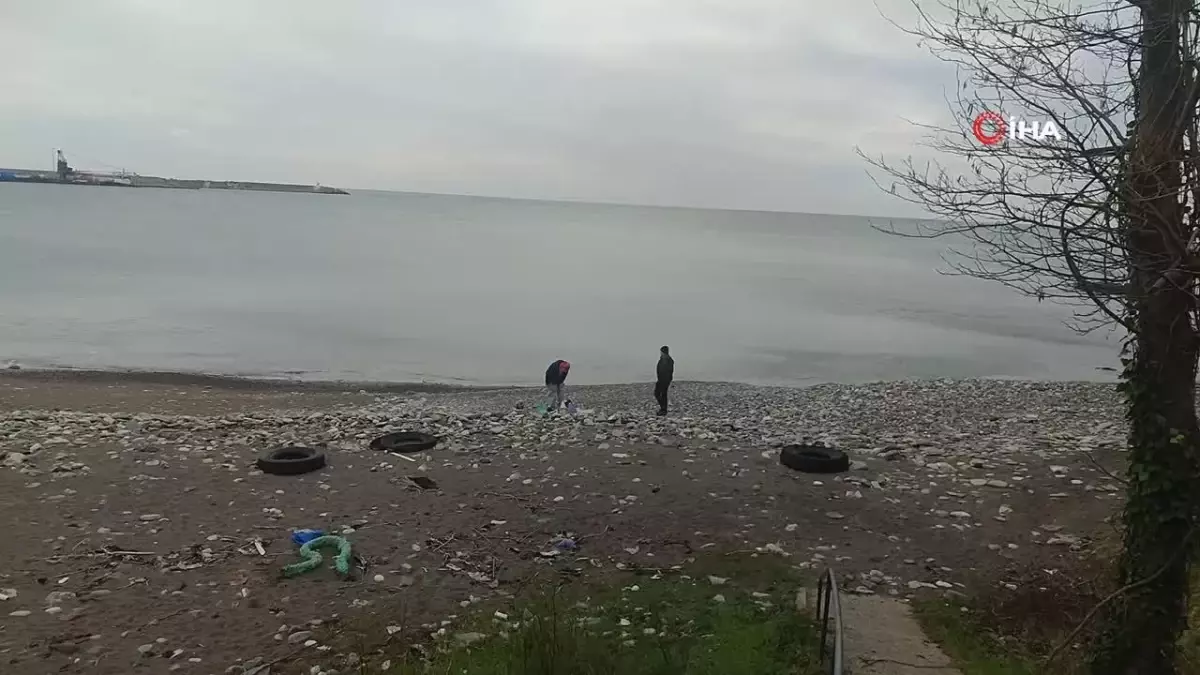 Hastaneler dolu, soğuk havaya aldırmadan şifa bulmak için denize girdi