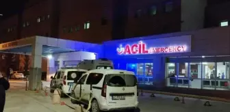 Bekçi, sokakta gürültü yapan gruptan bıçaklı saldırıya uğradı