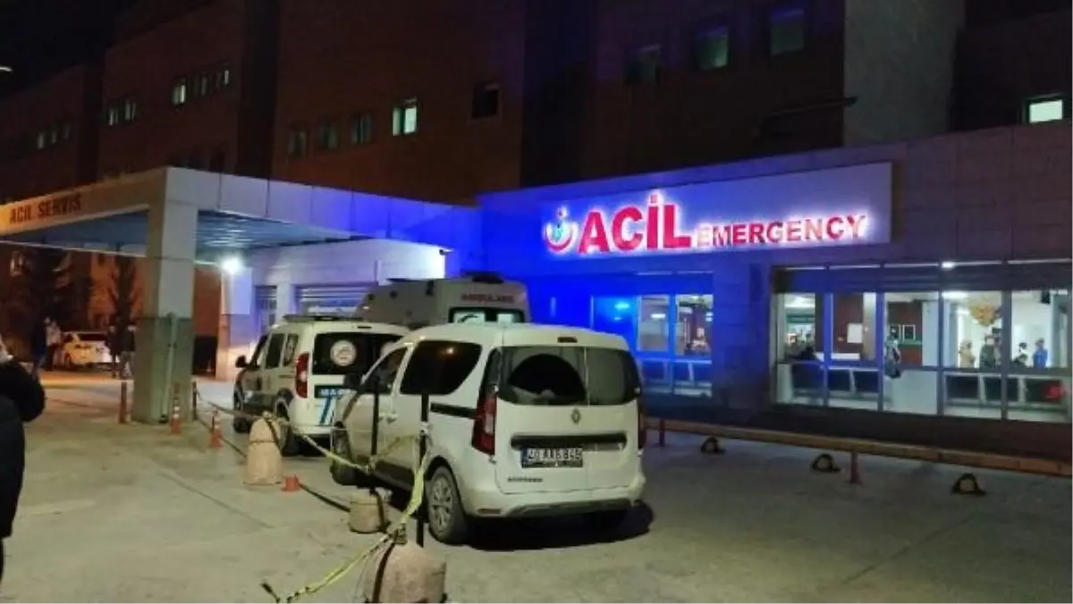 Bekçi, sokakta gürültü yapan gruptan bıçaklı saldırıya uğradı