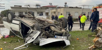 Osmaniye'de refüje çarptıktan sonra devrilen otomobildeki 3 kişi yaralandı