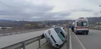 Tosya'da otomobil su kanalına girdi: 2 yaralı