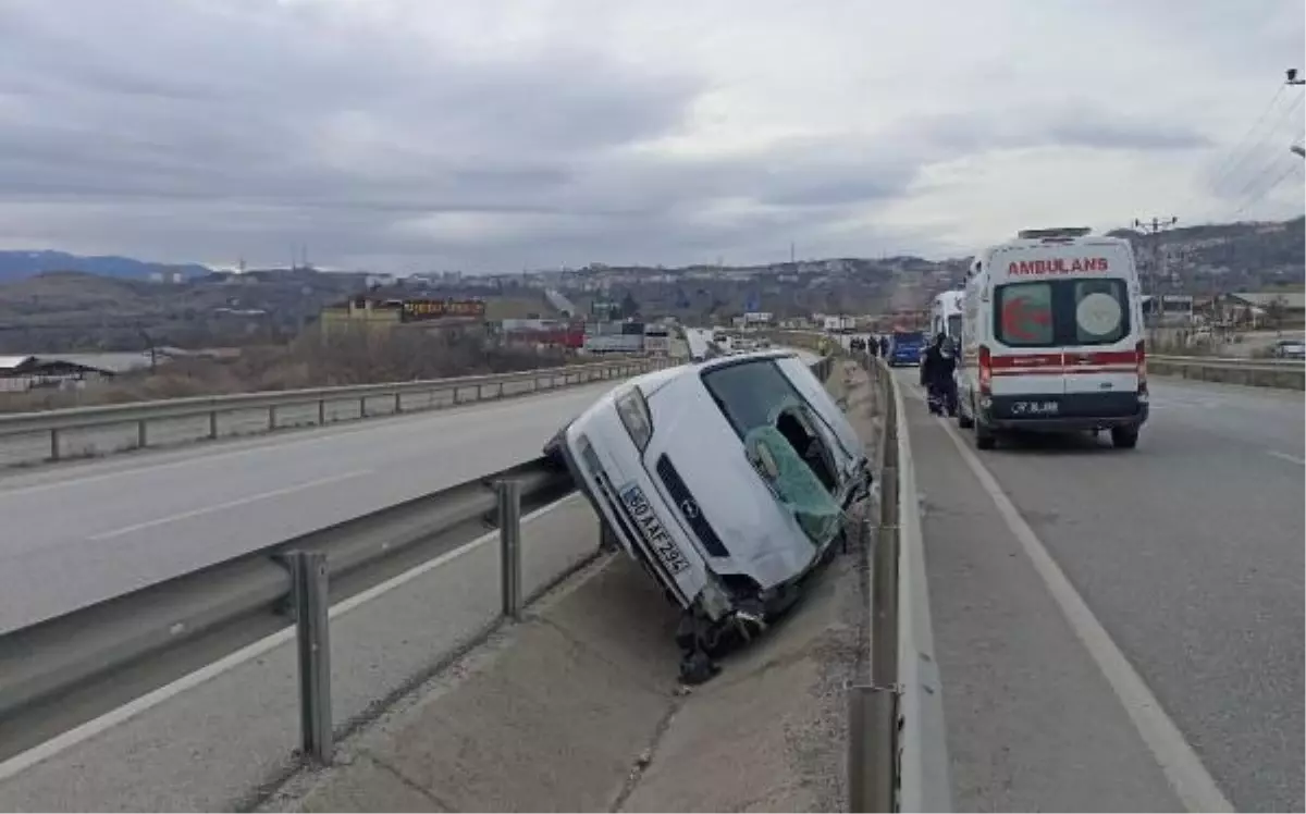Tosya'da otomobil su kanalına girdi: 2 yaralı