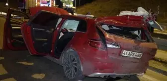 Gebze'de TIR'a arkadan çarpan otomobilde 1 ölü, 3 yaralı