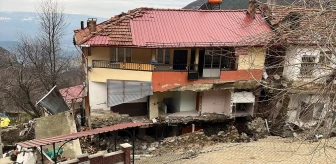Tokat'ın Niksar ilçesinde heyelan sonucu cami ve evler yıkıldı