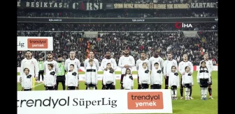 Beşiktaş-Trabzonspor Maçının İlk Yarısı Beşiktaş'ın 1-0 Üstünlüğüyle Sonuçlandı