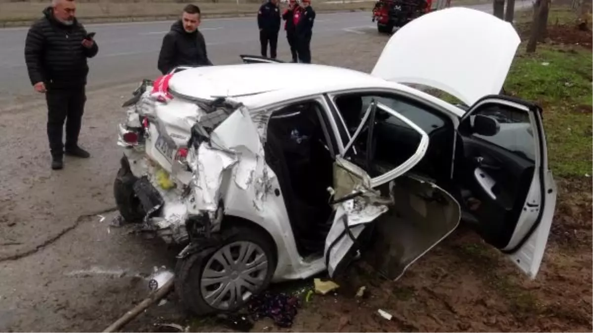 Bolu'da Kırmızı Işıkta Bekleyen Otomobile Arkadan Çarpan Kamyonet Kazası