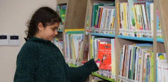 Lina ve Hira'nın Çocuk Kütüphanesinden Ödünç Aldıkları Kitaplar Depremde Enkaz Altıhnda Kaldı