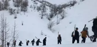 HAKKARİ'de Gençler Tahta Kayakla Kayıyor