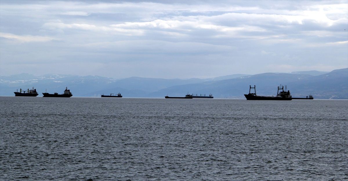 Karadeniz'de Fırtına Uyarısı: Yüzlerce Yük Gemisi Sinop Limanına Demirledi
