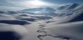 Van Gürpınar'da Karla Kaplı Mendereslerin Fotoğraflık Görüntüleri