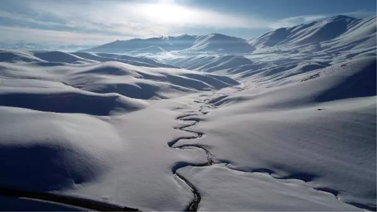 Van Gürpınar'da Karla Kaplı Mendereslerin Fotoğraflık Görüntüleri