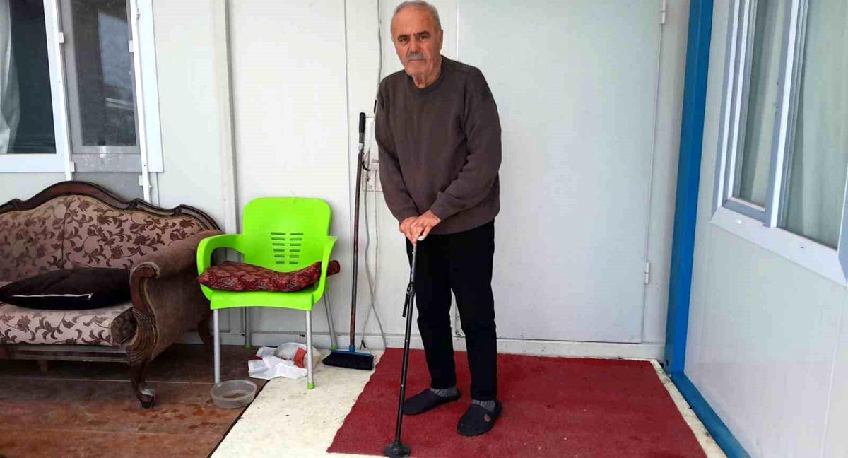 Hatay'da enkaz altında kalan yaşlı adamın hayatta kalma hikayesi