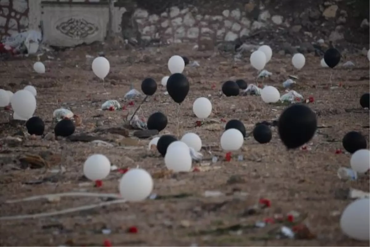 Depremin yıl dönümünde enkaz alanlarına balon, karanfil ve oyuncaklar bırakıldı