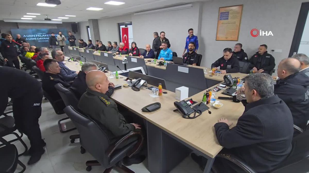 Asrın felaketinin yıl dönümünde 04.17'de depremzedeler anıldı