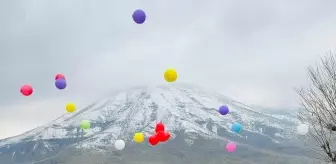 Şemdinli'de Depremde Hayatını Kaybeden Öğretmenler İçin Gökyüzüne Balon Bırakıldı