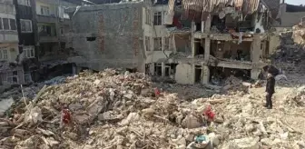 Depremde hayatını kaybeden çocuğun annesi: 'Kızımı kurtardık, oğlumu duyamadık'