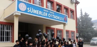 Depremde kaybettikleri arkadaşlarını anan öğrenciler gökyüzüne siyah balonlar bıraktı