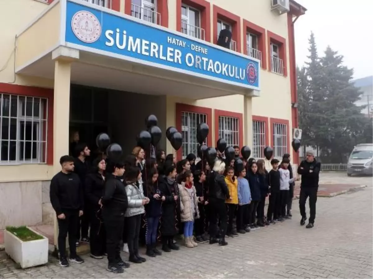 Depremde kaybettikleri arkadaşlarını anan öğrenciler gökyüzüne siyah balonlar bıraktı