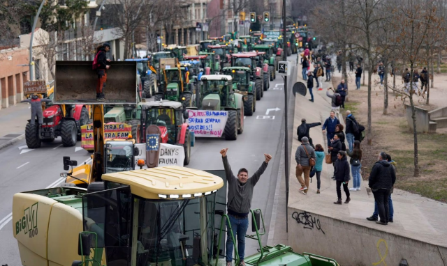 İspanyol çiftçiler ülke genelinde traktörleriyle yolları kapattı