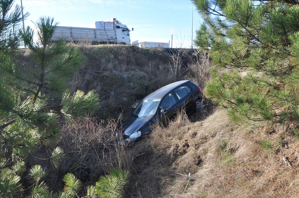 Lüleburgaz'da Otomobil Şarampole Devrildi: 3 Yaralı